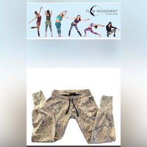 Flow movement by Marlo Fisken Yoga pants Sz S